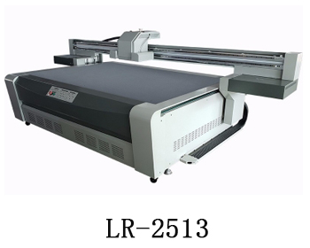 LR-2513通常我們也稱為萬能打印機(jī)，他是根據(jù)國際標(biāo)準(zhǔn)尺寸而來，加上這種uv機(jī)器不收材質(zhì)約束，差不多什么都可以打印，通常我們也稱之為萬能打印機(jī)